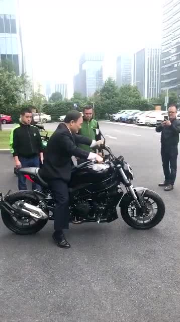 追風(fēng)逐影 書福哥與摩托車的速度美學(xué)